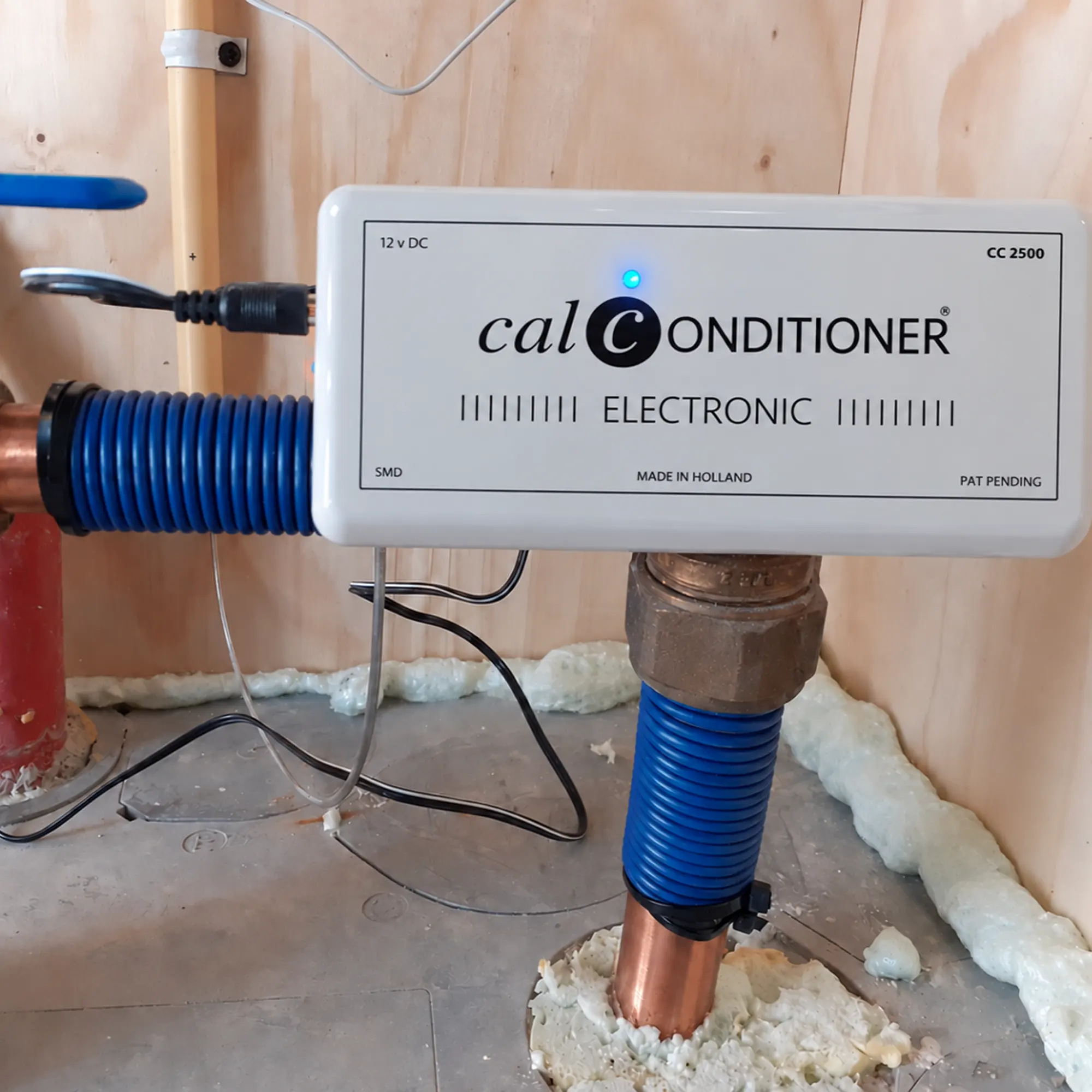 Calconditioner CC2500 installed on a copper water pipe