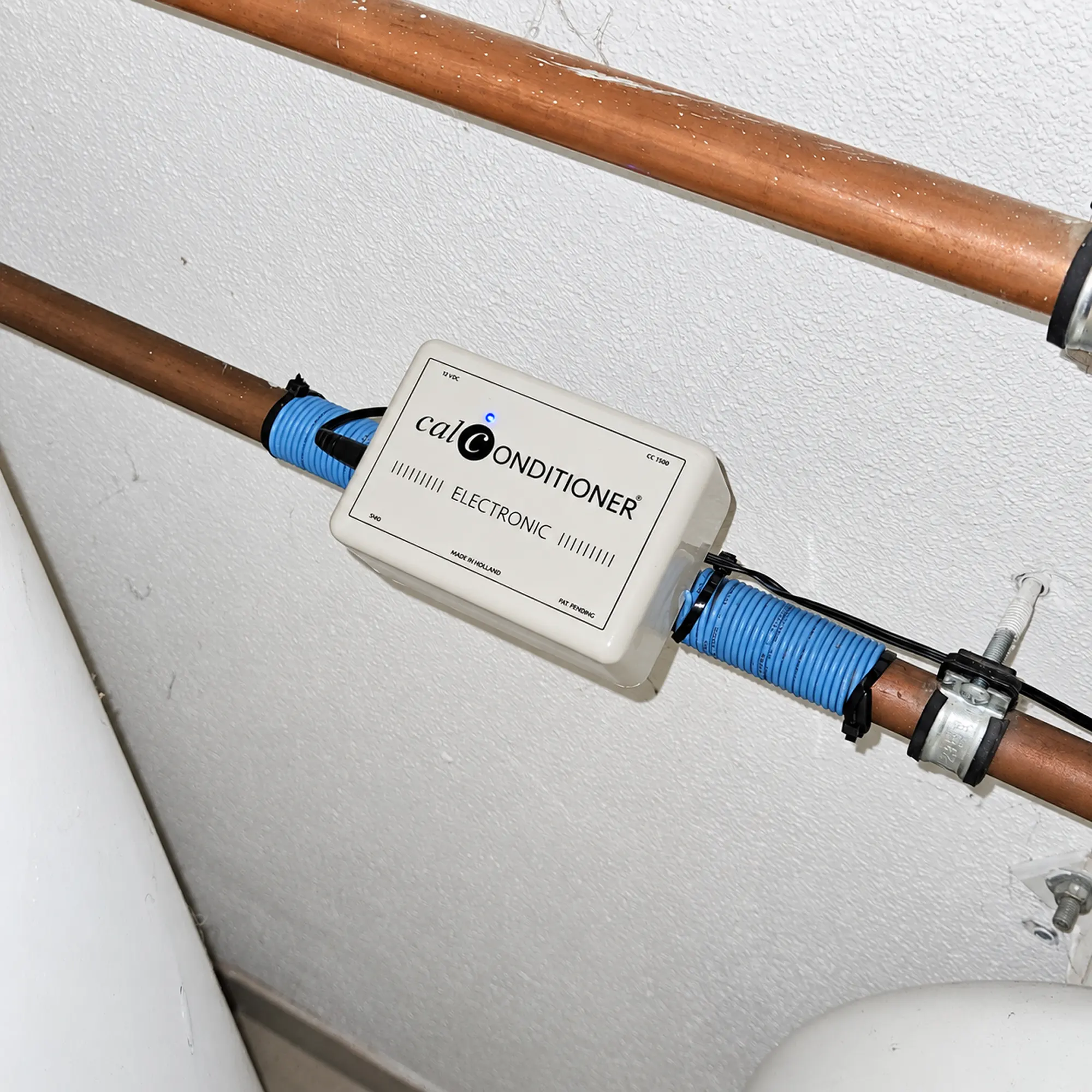 Calconditioner CC1500 installed between the two blue coils