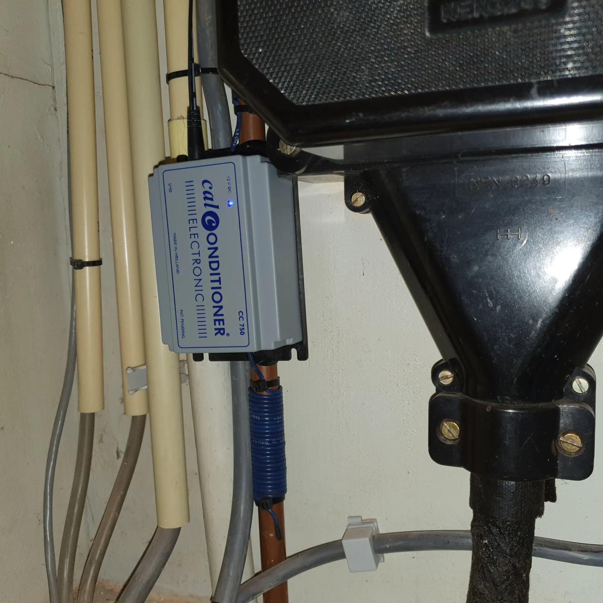 Calconditioner CC750 installed between the two blue coils